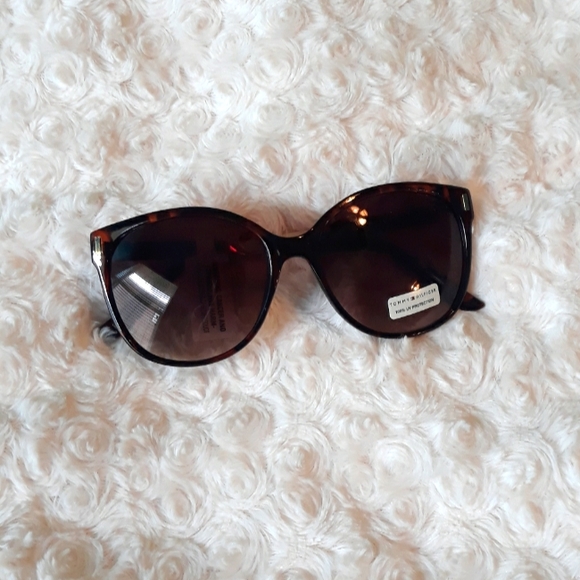 Tommy Hilfiger Accessories - 🎉HP🎉 Tommy Hilfiger • Womens Sunglasses